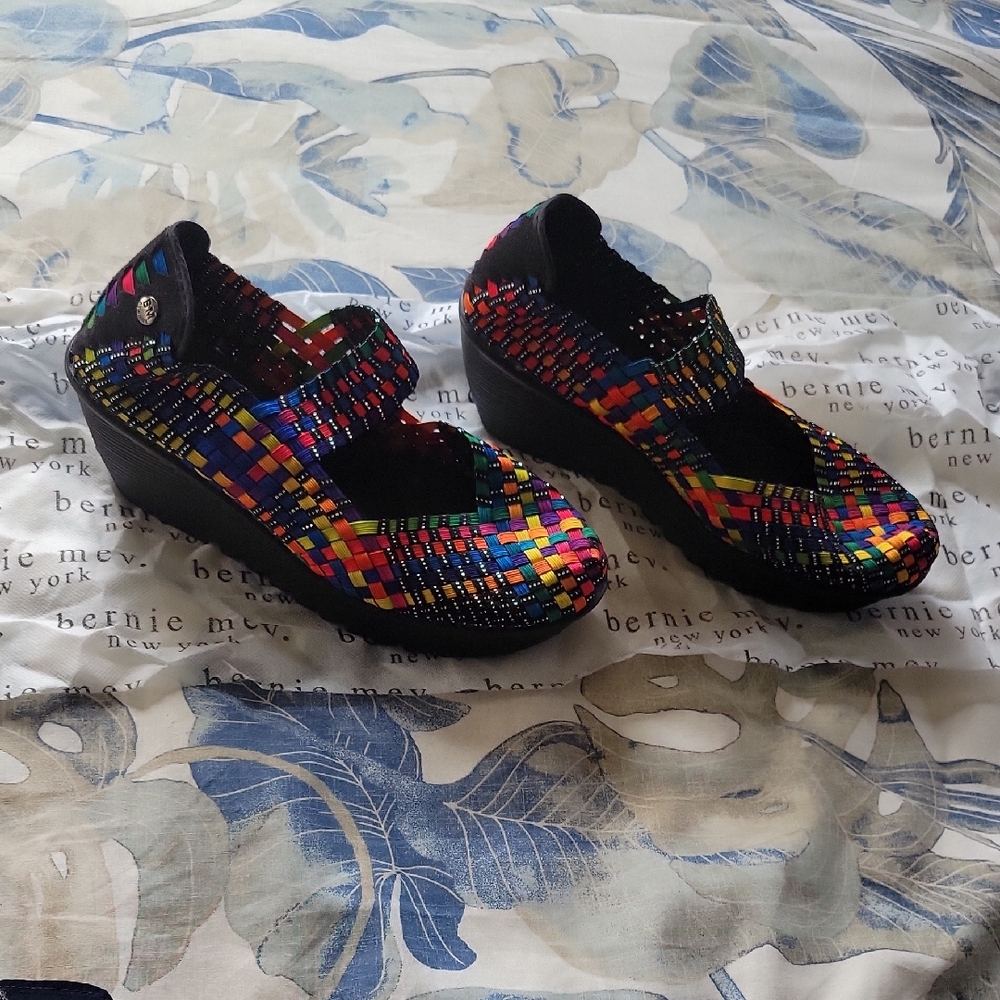 bernie mev. Beautiful Women's Colorful Woven Wedges 40 NWOT